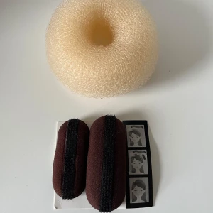 Hårdonut och hårspänne med volymkudde - Hårspänne med volymkudde samt en hårmunk.