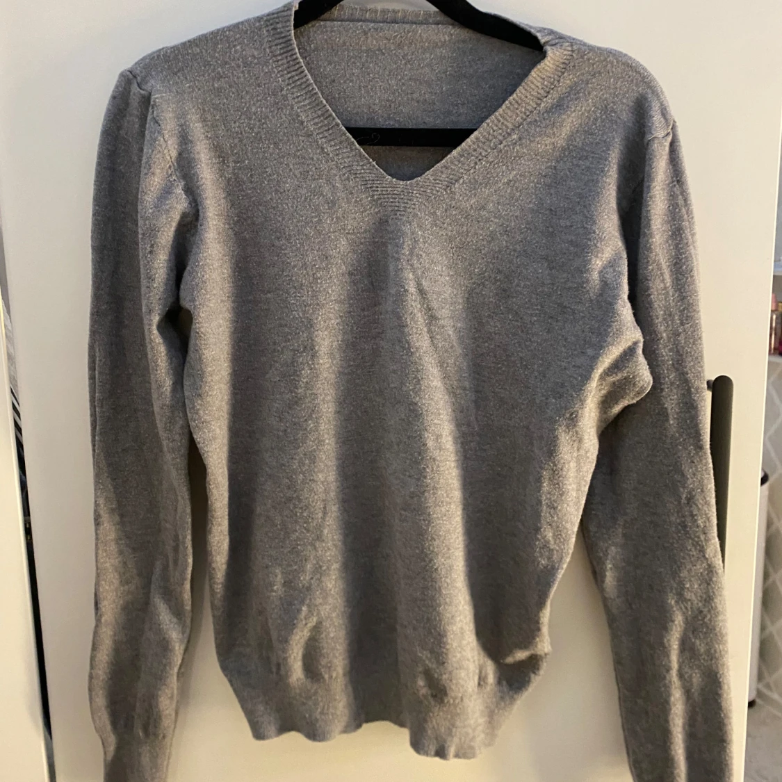 Grå v-ringad stickad tröja