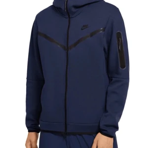 Nike Sportswear Tech Fleece💘 - Koftan e köpt från Nike sidan och har haft den i ett halvt år och aldrig kommit till användo. Den e för stor för mig som är 1,57cm. Priset kan diskuteras💘
