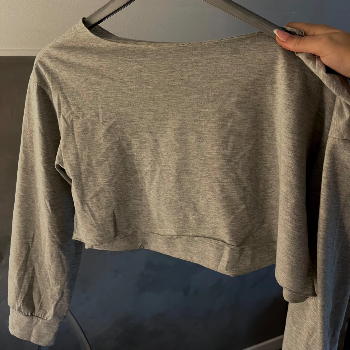 Grå croppad offshoulder topp