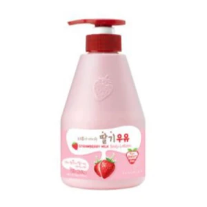Strawberry Milk Body Lotion welcos  - Söt rosa body lotion med jordgubbsdoft från Frudia. Flaskan har pump och är dekorerad med jordgubbsdetaljer. Perfekt för dig som gillar fruktiga och mjuka dofter. Kommer i en praktisk plastflaska med röd pump. Krämen går snabbt in i huden utan att lämna en kladdig känsla.