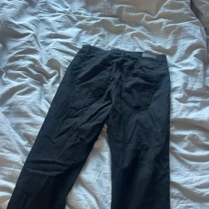 Svarta flare jeans från ONLY - Svarta utsvängda jeans från ONLY längd:34