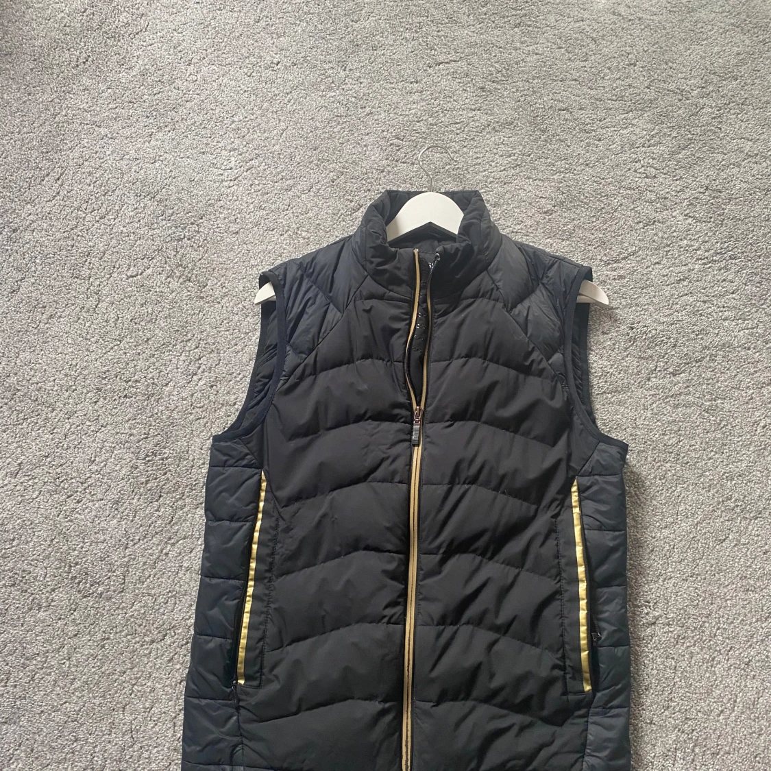 Hugo boss Svart dunväst med guldiga detaljer