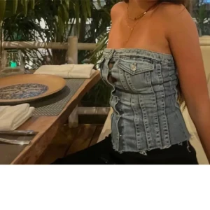 Zara Jeans Topp - Jätte fin jeans topp som jag har två av, säljer derför en av dem. Den är i bra kvalitet och knappt använd. Bara att skriva om du har flera frågor💕💕