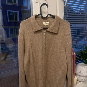 Soft Goat full zip (M) - Beige full zip från Soft Goat i 100% kashmir. Storlek M, inte defekter, fint skick. 