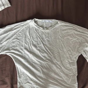 Ljusgrå basic t-shirt från 157 - Hejj! Säljer nu min fina tröja från laget 157 i storleken S, passar även på dom som har XS. Den är i jätte bra skick och inga håll eller fläckar! Skriv för mer info eller frågor💓