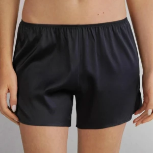 Intimissimi shorts - Säljer dessa jättefina pyjamasshortsen från Intimissimi😍 säljer då dom tyvärr inte passar mig💕 nästintill helt oanvända och är precis som nya! Nypris 479kr, pris går att diskutera vid snabb affär!!