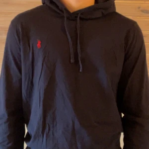 Polo Ralph lauren hoodie - Tjena säljer nu denna mörkblåa hoodie från Ralph lauren i storlek L hoodien är nästintill oanvänd och har inga skador på sig utan är i nytt skick skriv för frågor eller annat priset går självklart att diskutera 