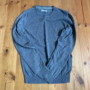 Grå stickad tröja från pier one - Tjena säljer nu denna stickade tröjan i storlek L tröjan har inga större tecken på användning och är i fint skick skriv för frågor eller andra funderingar priset går självklart att diskuteras 