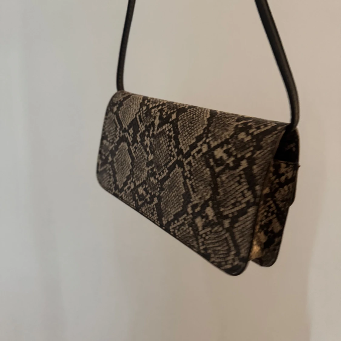 Axelväska med ormmönster i skinnimitation - 2