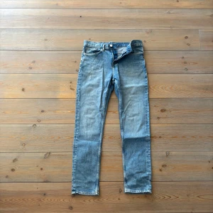 Blå Slim Fit Jeans från H&M - Klassisk jeans look💙 - Blå jeans från H&M i strl 30/32. Slim fit och sitter bra - perfekt fynd till garderoben. ✅Snygga och utan defekter🌟Funkar till allt🛒Fynd! Endast 119kr!🚚Skickas otroligt fort!
