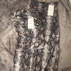 Ormmönster Set (Kjol&Topp) från ZARA - Snyggt ormmönster set från Zara med en topp och långkjol! Prislappar kvar💕