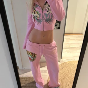 ed hardy set  - byxorna är använda fåtal gånger men tjocktröjan är helt ny utan tag. jag är 176. ok att köpa direkt 🩷