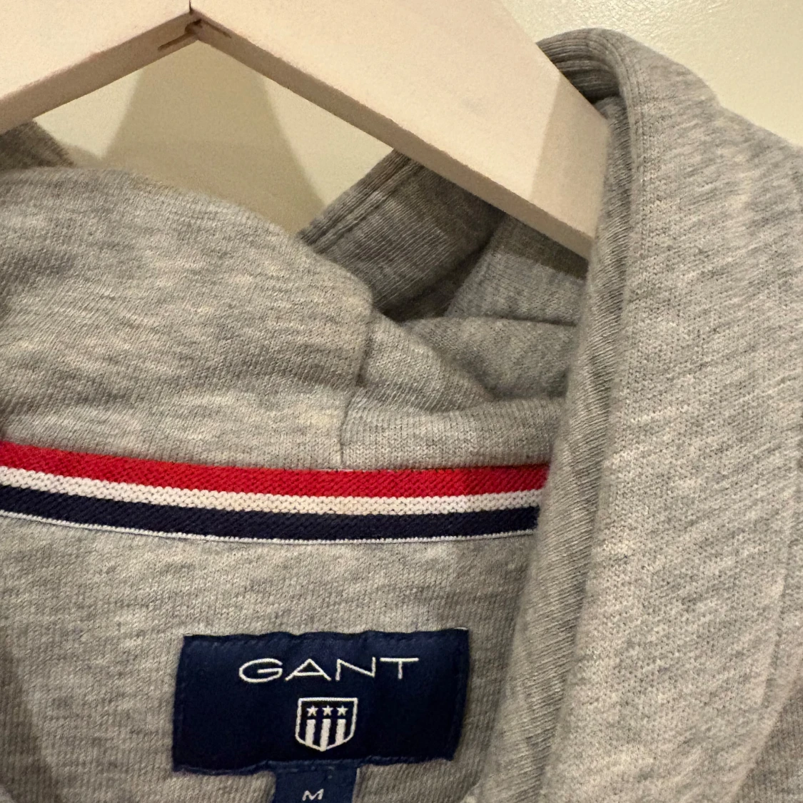 Grå hoodie från GANT med brodyr - 1