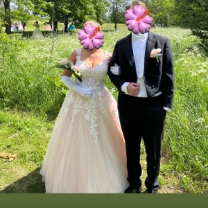 Balklänning - Säljer min superfina balklänning i storlek 38/40. Ordinarie storlek är 42 men den är insydd och då man knyter bak i ryggen rekommenderas de att man har en större storlek i klänningen! Jag har storlek 38/40 och den passar utmärkt på mig.😁Jag köpte klänningen av en person, så den har använts 2 gånger. Pris kan diskuteras, skriv vid frågor!🤗