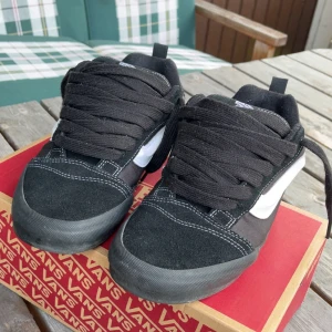 Vans Knu Skool svart/vit sneakers - Säljer ett par nyskick Vans Knu Skool sneakers i svart och vitt. Skorna har tjocka svarta skosnören, vit sidostripe och klassisk gummisula. Storlek 43 funkar.