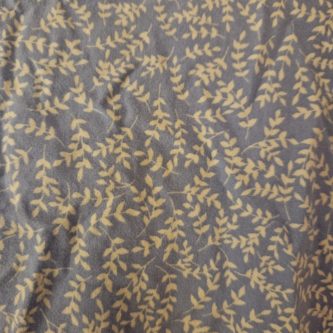 Blå omlottklänning med bladmönster - 2