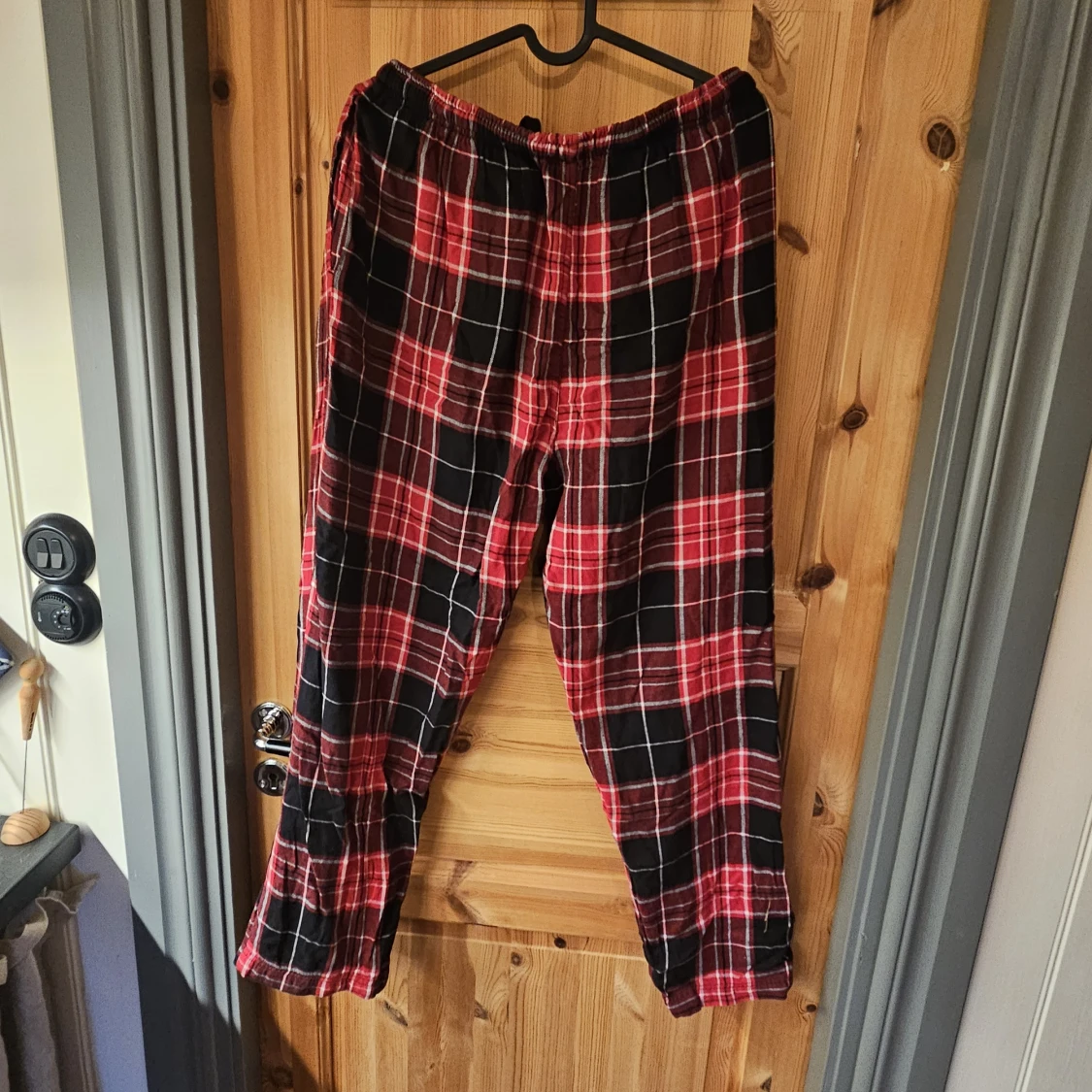 Rödrutiga mjukisbyxor med snörning - 1