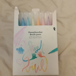 Penseltuscher Brush pens - Upptäck 8 färgglada penseltuscher som gör det enkelt att skapa konst och uttrycka din kreativitet! Perfekt för dig som gillar att rita, måla och testa nya idéer. Snygga pastellfärger och mjuka penselspetsar gör varje teckning unik. Passar både nybörjare och proffs.