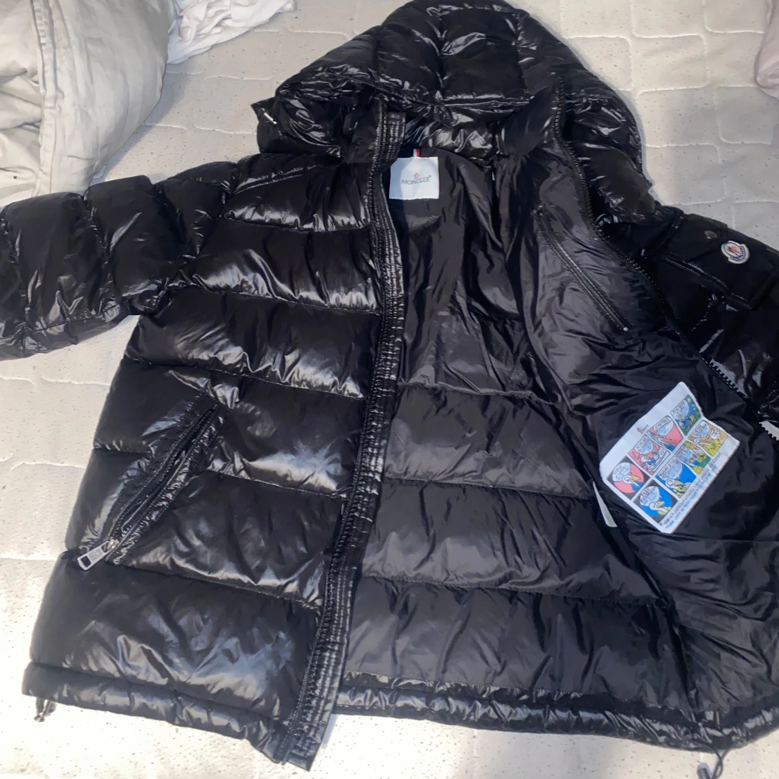 Svart Moncler pufferjacka med huva