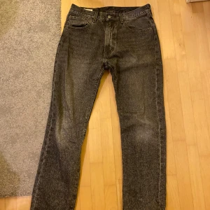 Levi's Premium svarta  - Säljer ett par Levi's Premium jeans i svart tvättad denim. Klassisk femficksmodell med raka ben och normal passform. Jeansen har en snygg vintage-look och är tillverkade i robust bomullsjeans. Perfekta för dig som gillar en tidlös och avslappnad stil. Strl 32,34. Pris kan diskuteras!