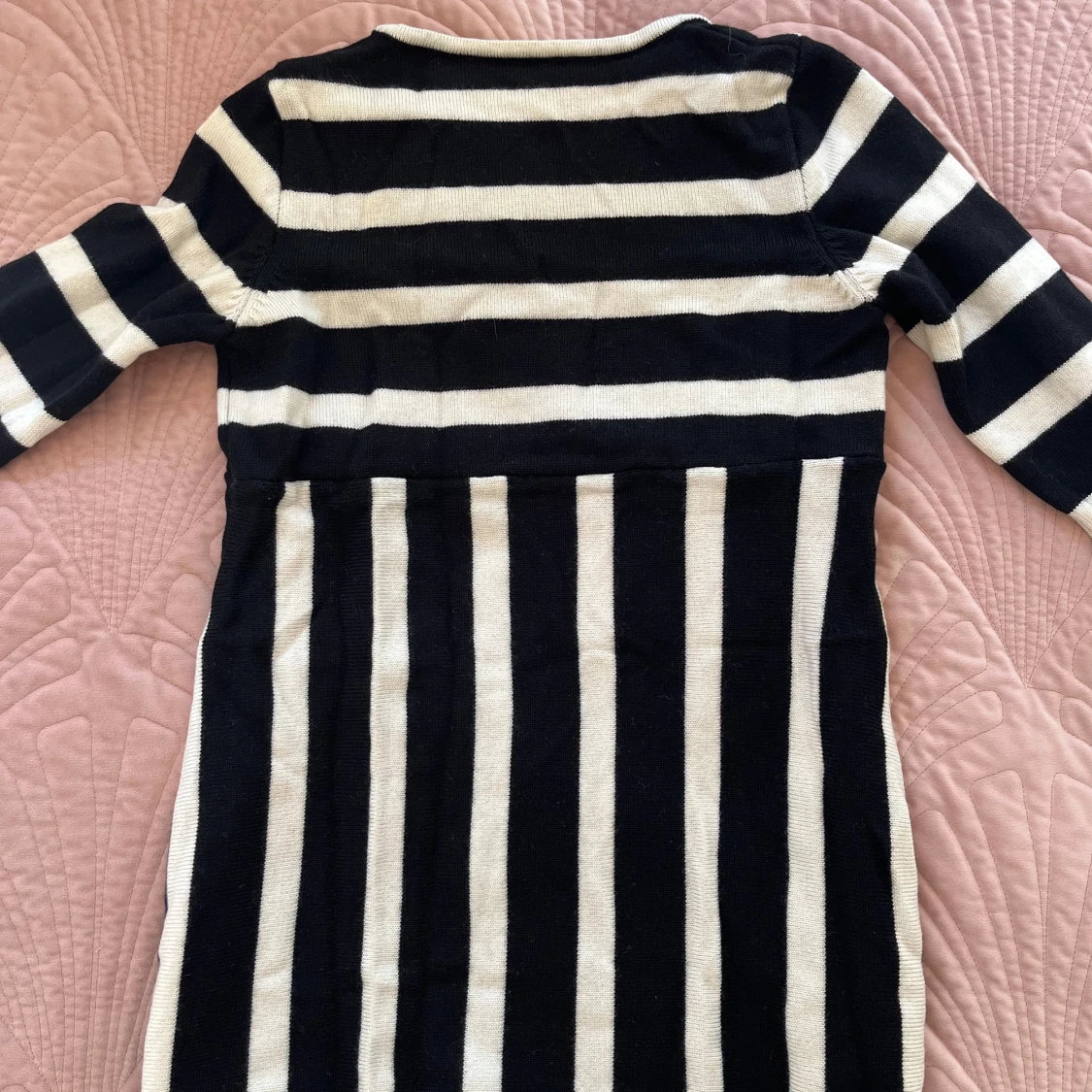 Svartvit stickad randig klänning - 2