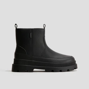 Svarta vattentåliga kängor 37 - Svarta kängor från H&M, dragkedja på insidan. Ovandel i vattentåligt syntetmaterial och fodrad insida. Perfekta för utelek i höst och vinter. Innermått 23 cm 