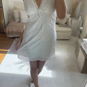 Vit klänning - Super fin vit klänning från Poeselle, storlek S! Prislapp kvar så har inga defekter🤍