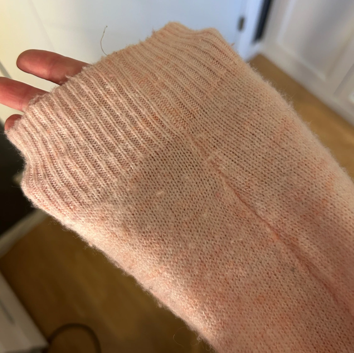 Ljusrosa stickad tröja med volang - 2