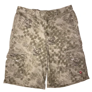 Hawk Cargo Shorts - Hawk shorts i storlek W31. Saknar knapp i midjan. Mått: ytterbenslängd - 40 cm, midjemått - 56 cm, benöppning - 32 cm. Skriv för fler bilder och frågor!