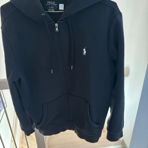 Ralph lauren hoodie - Svart zip hoodie från Ralph lauren det är herrmodell 