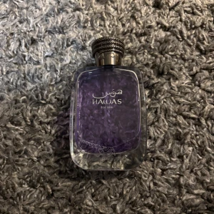 Hawas For Him parfym - Säljer en snygg parfym för killar från Hawas. Flaskan är genomskinlig med lila vätska och har en cool, metallisk kork med detaljer. Perfekt för dig som vill sticka ut med en fräsch och modern doft. Fruktig och fräsch doft 