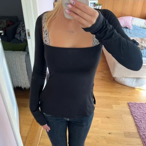 Svart tröja från Nelly - Svart tröja med slits från Nelly 💕 