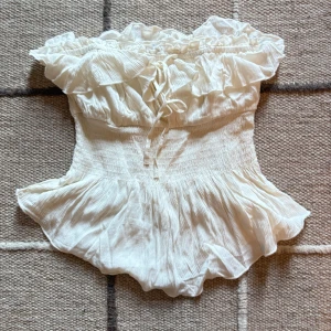 Vit volangig blus från Bershka - Supersöt vit bandeau från Bershka. Aldrig använt. 