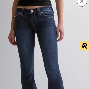 True Religion mörkblå bootcut jeans - Knappt använda! Köpta för 1300 på Nelly! Passar mig som är 170❤️ Kan gå ner i pris vid snabb affär!