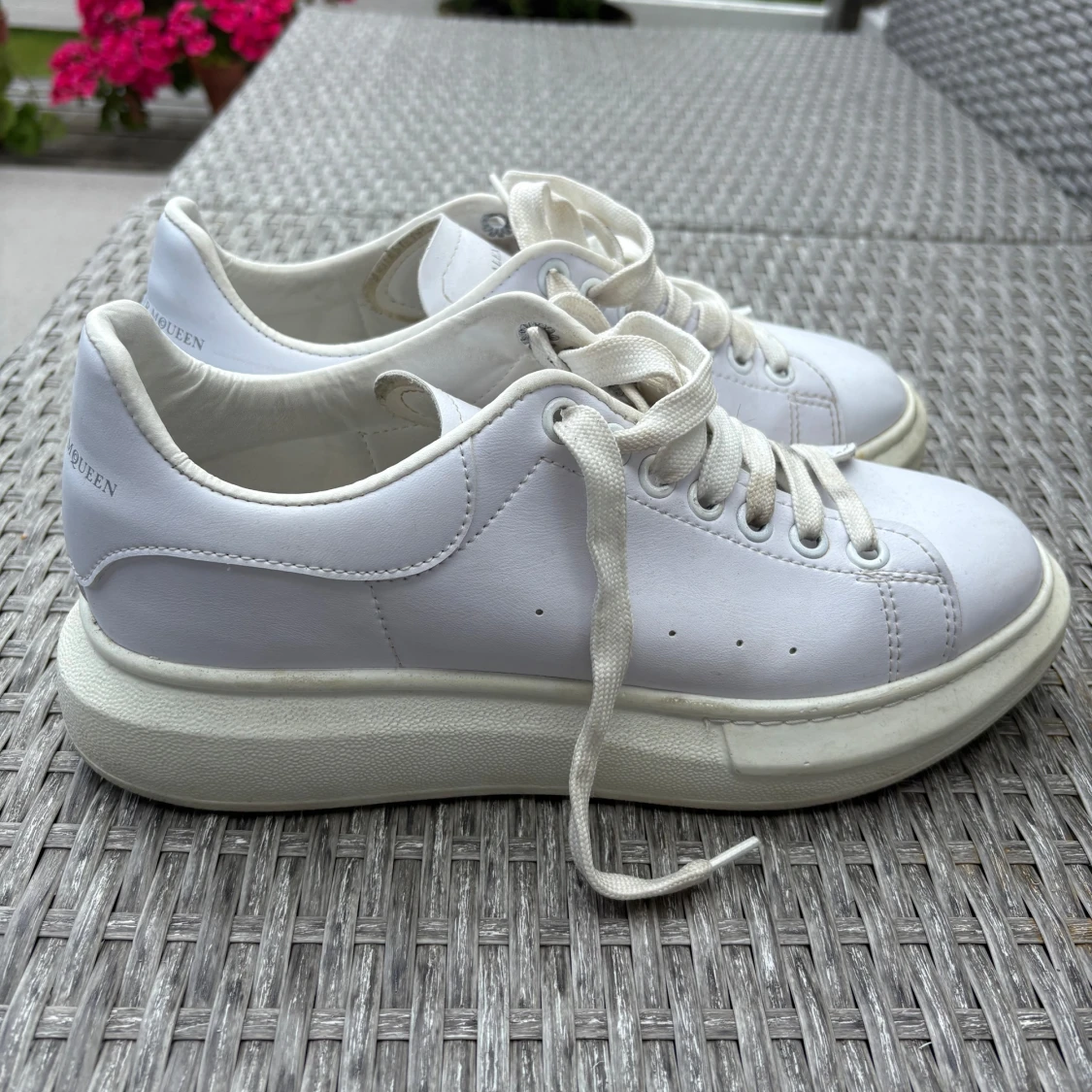 Vita sneakers från Alexander McQueen