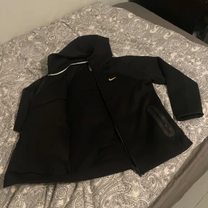 Svart Nike x nocta zip up hoddie - Svart Nike x nocta zip up hoddie väldigt bra skick och bara andvänd fåtal gånger. 