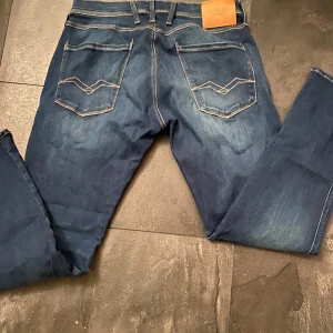 Replay jeans i mörkblå denim - Snygga Replay jeans i blåa toner. Helt nya, nypris ca 1600kr. Strl 32/30