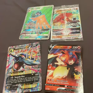 Pokémon GX/EX/V Samlarkort - Stort Paket - Ett episkt paket med Pokémon GX, EX och V samlarkort! Perfekt för dig som älskar Pokémon och vill boosta din samling med färgstarka, holografiska och sällsynta kort. Här hittar du favoriter som Charizard, Decidueye och många fler – ett måste för alla unga Pokémon-tränare! Skrev om ni vill köpa kort styck