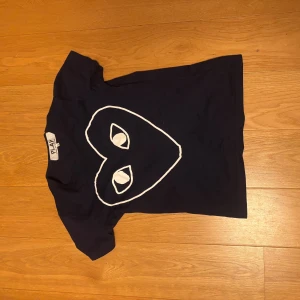 Blå t shirt - Säljer min t shirt i marin. Aldrig använd och snygg och stilren. Storlek S säljer för den var för liten för mig.