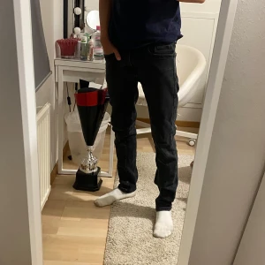 Svarta jeans från Zara - Svarta jeans från Zara i skinny fit med klassisk femficksdesign. Jeansen har normal midja och är tillverkade i stretchig bomullsdenim för en tajt och bekväm passform. Perfekta för dig som gillar en clean och stilren look. Pris kan diskuteras!