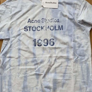 Acne Studios T-Shirt - Acne studios T-shirt i 10/10 skick, endast testad men var för liten för mig tyvärr. Kan gå ner i pris vid dnabb affär. Storlek S men sitter ungefär som M
