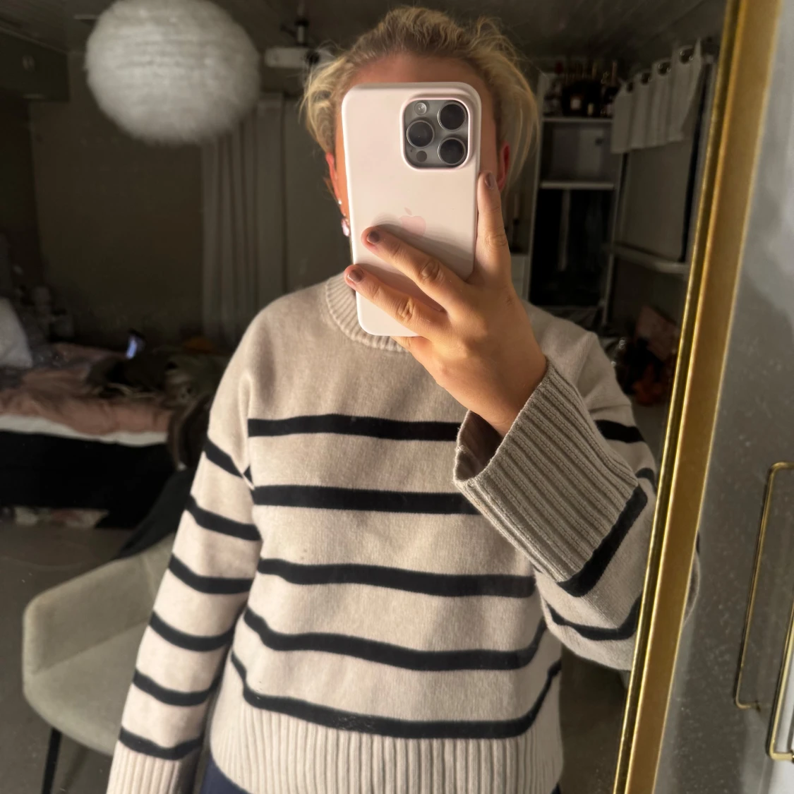 Beige och svart randig stickad tröja