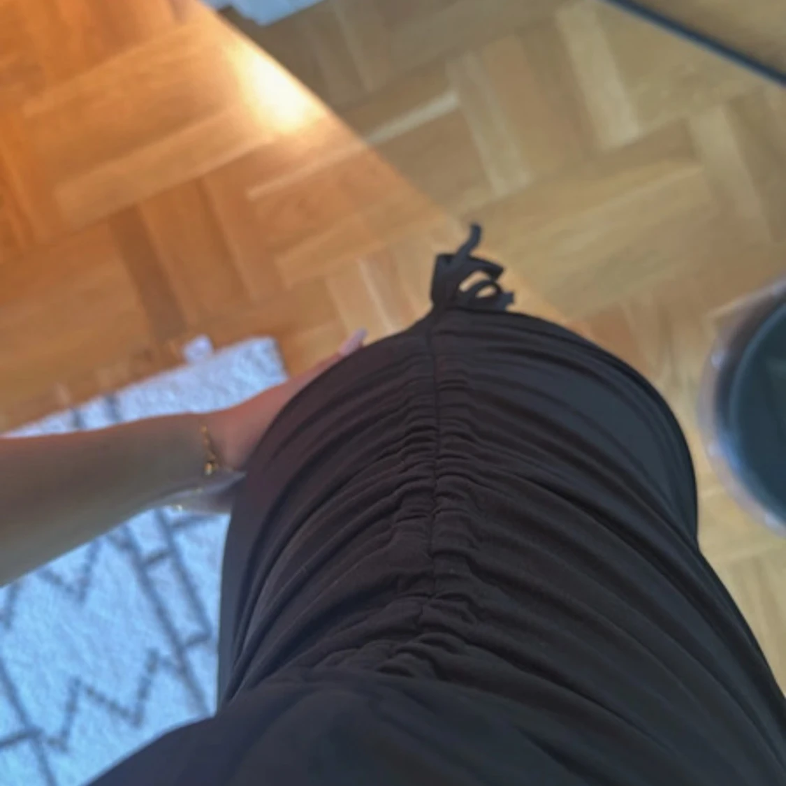 Svart axelbandslös kortklänning - 3