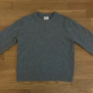 Grå stickad tröja  - Jättfin grå stickad tröja från hm. Inga defekter!! Något nopprig som stickade blir av normal användning. Passar även den som bär S. 
