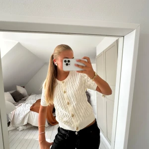 stickad topp - superfin stickad topp som inte har kommer till användning längre!!! den är storlek L men skulle säga att den passar mer som S💝💝💝💝