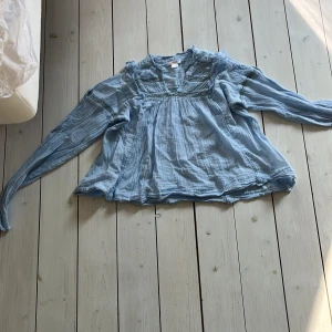 Blus - En fin blus från Gina Tricot, knappt använd mycket fint skick säljs på grund av för liten storlek storlek 146 152