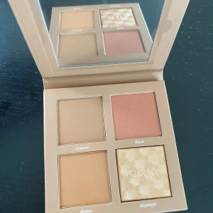 Kit med Face Palette Classy inkl en ny Multi-brush F03 - Multi-brush F03 och en snygg ansiktspalett CLASSY  med fyra nyanser: contour, blush, bronzer och highlighter. Perfekt för att skapa en naturlig look med en touch av glamour. Sminkborste F03 för enkel applicering. Nypris 510kr.