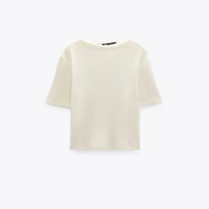 tshirt zara - säljer min fina näst intill oanvända tshirt från zara💞💞strl M men sitter även väldigt fint på mig som vanligtvis har S🥰fråga för fler bilder! 