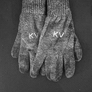 Grå stickade handskar KV Kriminalvården  - Snygga grå stickade handskar med en broderad 'KV'-logga på ovansidan. Bra skick